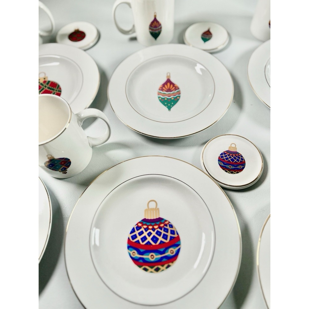 Set of‎ 6 Gibson Ornaments 9" Christmas Salad Dessert Plates Gold Trim With Mugs